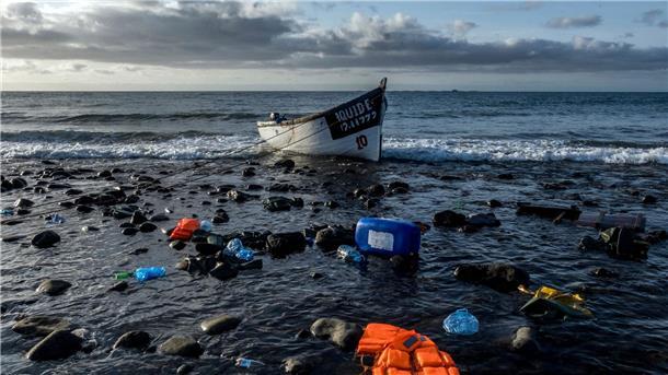 Mehr als 300 Migranten im Atlantik vermisst Ein Holzboot, mit dem Flüchtlinge über den Atlantischen Ozean gefahren sind, liegt an der Küste der Kanarischen Inseln (Archivbild). Im Atlantik werden viele Migranten vermisst.