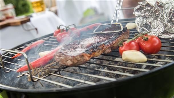 Grillgut liegt auf einem Holzkohlegrill.