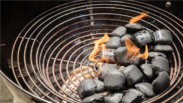 Ein Holzkohlegrill sollte besser draußen verwendet werden.