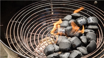 Ein Holzkohlegrill sollte besser draußen verwendet werden.