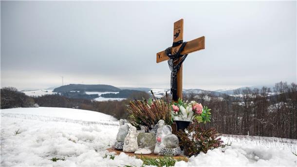 Vor einem Jahr: Die Polizistenmorde bei Kusel Ein Holzkreuz, Engelsfiguren und Blumen erinnern bei Kusel an die zwei Polizisten, die vor einem Jahr im Dienst getötet wurden.