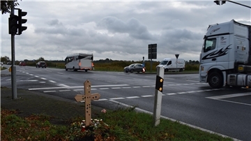 Ein Holzkreuz erinnert an der Kreuzung in Rodenkircherwurp an das Todesopfer und mahnt.