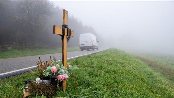 Nach Urteil um Polizistenmorde legt Verteidiger Revision ein Ein Holzkreuz zum Gedenken wurde am Tatort an der K22 bei Kusel aufgestellt, wo Ende Januar 2022 die beiden Polizisten im Dienst getötet wurden.
