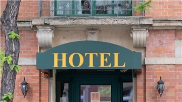 Ein Hotel in Dresden: Die Übernachtungszahlen von Reisenden aus dem Inland erreichten nahezu das Vorkrisenniveau.