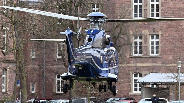 Razzia in „Reichsbürger“-Szene: Suche nach weiteren Spuren Ein Hubschrauber der Bundespolizei mit einer festgenommenen Person an Bord landet in Karlsruhe.