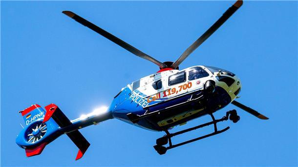 Erneute Suche nach vermisstem Arian ohne Erfolg Ein Hubschrauber der Polizei fliegt bei der Suche nach dem vermissten Arian über der Oste.