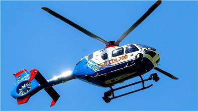 Ein Hubschrauber der Polizei fliegt bei der Suche nach dem vermissten Arian über der Oste.