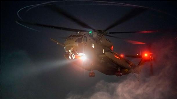 Feuerpause im Gaza-Krieg wird fortgesetzt Ein Hubschrauber mit von der Hamas freigelassenen israelischen Geiseln landet auf dem Sheba Medical Center in Ramat Gan.