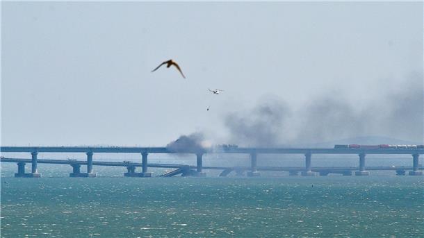 Ein Hubschrauber wirft Wasser ab, um das Feuer auf der Krim-Brücke zu löschen.
