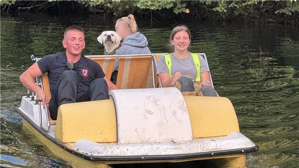 Ein Hund stürzt in einen Steinbruch und wird von der Feuerwehr mit einem Tretboot gerettet.