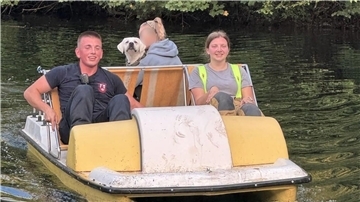 Ein Hund stürzt in einen Steinbruch und wird von der Feuerwehr mit einem Tretboot gerettet.