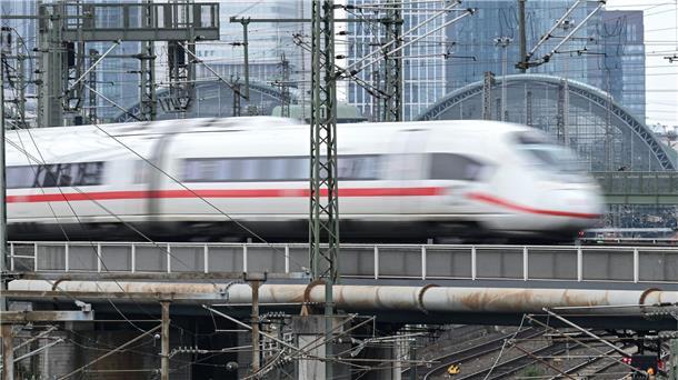 Baustelle Deutsche Bahn: Konzern vor entscheidenden Jahren Ein ICE der Bahn verlässt den Frankfurter Hauptbahnhof.