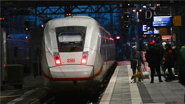 GDL-Warnstreik beendet - Ungewissheit für Fahrgäste bleibt Ein ICE der Deutschen Bahn fährt aus dem Bahnhof.