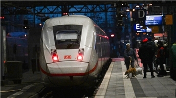 Ein ICE der Deutschen Bahn fährt aus dem Bahnhof.