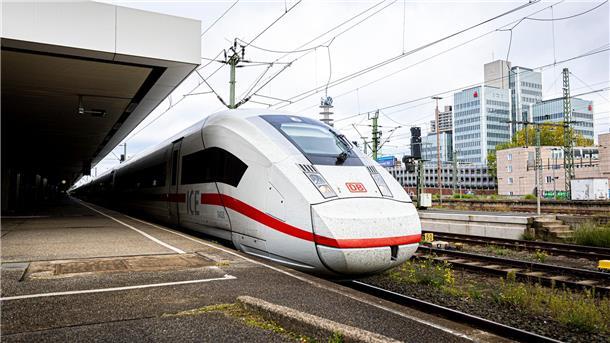 Ein ICE der Deutschen Bahn steht im Hauptbahnhof Hannover.