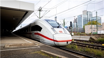 Ein ICE der Deutschen Bahn steht im Hauptbahnhof Hannover.