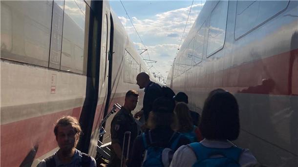 Ein ICE wird auf offener Strecke evakuiert, indem die Fahrgäste in einen anderen Zug umsteigen.