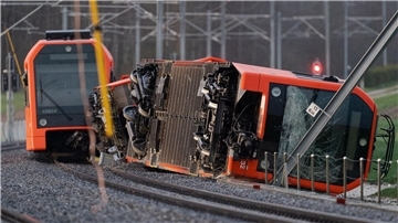 Ein in Büren zum Hof in der Schweiz entgleister Regionalzug.