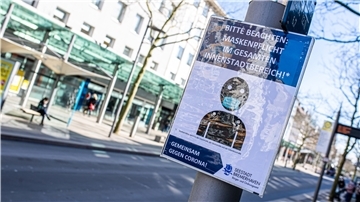 Ein Informationsschild am Beginn der Bremerhavener Fußgängerzone weist nach gestiegenen Inzidenzzahlen auf die Maskenpflicht in der Innenstadt hin.