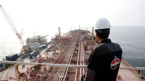 Drohende Ölpest im Roten Meer: Heikle Bergung bei 50 Grad Ein Ingenieur steht auf dem oberen Deck der „FSO Safer“ - der Supertanker wurde seit Jahren nicht mehr gewartet.