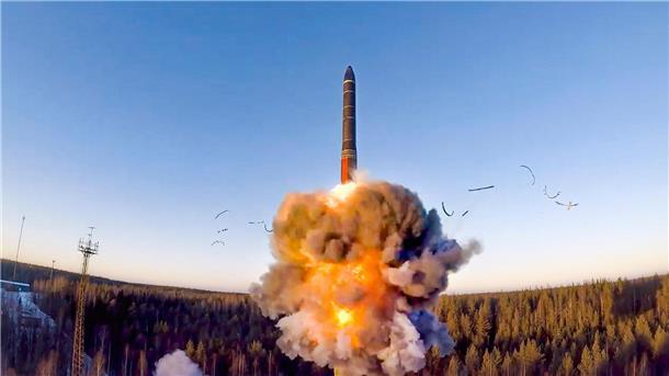 Abrüstungsvertrag mit USA: Moskau zweifelt an Verlängerung Ein Interkontinental-Raketentest in Russland: Der „New Start“-Vertrag verpflichtet die USA und Russland dazu, ihre einsatzbereiten Atomsprengköpfe jeweils auf maximal 1550 zu reduzieren.