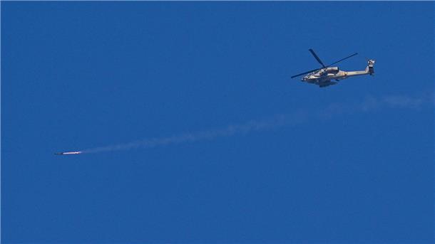 Erbitterter Häuserkampf zwischen Israels Armee und Hamas Ein israelischer Apache-Hubschrauber feuert eine Rakete in Richtung des Gazastreifens ab.