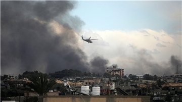 Ein israelischer Hubschrauber fliegt über Chan Junis.