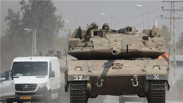 Gaza-Offensive? Israel mobilisiert 300.000 Reservisten Ein israelischer Panzer in der Grenzstadt Sderot.