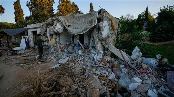 Israel: Wichtiges Etappen-Ziel im Kampf gegen Hamas erreicht Ein israelischer Soldat inspiziert ein von Hamas-Kämpfern beschädigtes Haus im Kibbuz Kfar Azza.