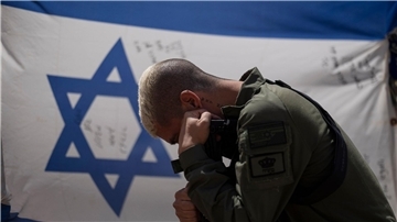 Ein israelischer Soldat neben der Nationalflagge: Gibt es für Israel einen Ausweg aus diesem Schlamassel?