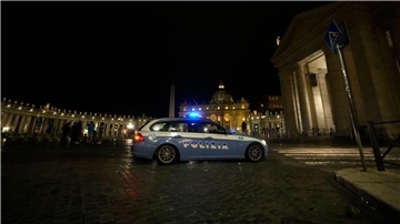 Ein italienisches Polizeiauto fährt am späten Abend vor dem Petersplatz im Vatikan vorbei.