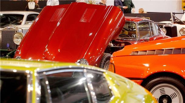 Rechnungsprüfer rügen Millionenverschwendungen beim Bund Ein Jaguar E-Type und andere Oldtimer auf der Oldtimermesse Techno-Classica in Essen.