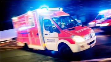 Ein Symbolbild von einem Krankenwagen währernd einer Einsatzfahrt mit Blaulicht.