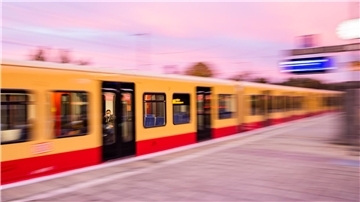 Ein junger Mann wurde tot auf einer S-Bahn in Berlin gefunden.