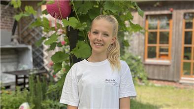 Meer der Entdeckungen: Ella Meinecke und ihr Traum vom Schulschiff Ein junges Mädchen lächelt in die Kamera.