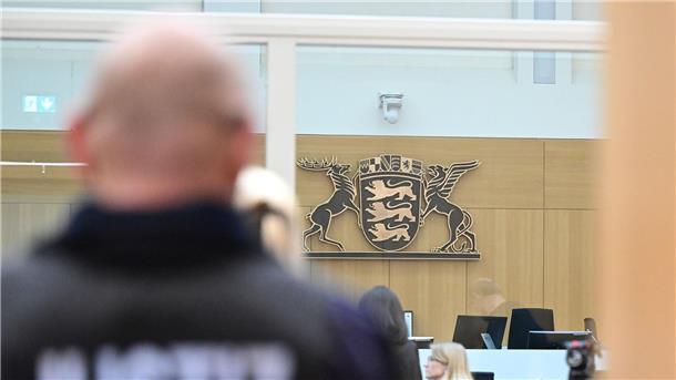 Ein Justizbeamter im Gerichtssaal in Stuttgart-Stammheim.