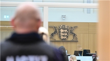 Ein Justizbeamter im Gerichtssaal in Stuttgart-Stammheim.