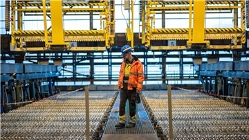 Ein Kamerateam des NDR war bei Glencore zu Gast. Dabei ging es auch in die Bäderhalle der Zinkhütte (Foto).
