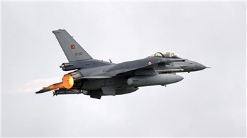 Ein Kampfflugzeug der türkischen Luftwaffe vom Typ F-16. (Symbolbild)