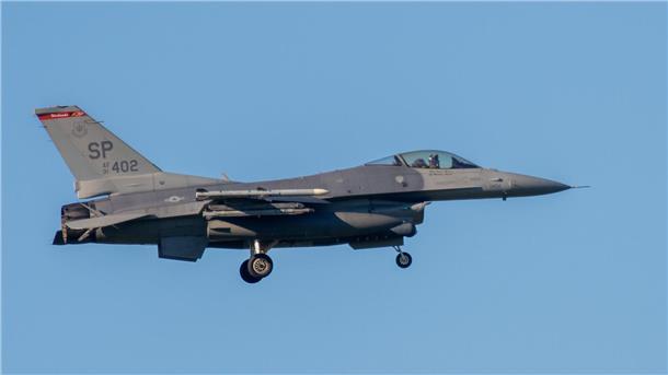 Mehrheit gegen deutsche Kampfjet-Lieferungen an Ukraine Ein Kampfflugzeug vom Typ F-16 während eines Übungsflugs.