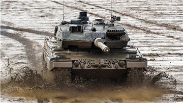Ein Kampfpanzer der Bundeswehr vom Typ Leopard 2A6 fährt während einer Gefechtsvorführung über den Übungsplatz. Bundeskanzler Scholz hatte die Lieferung an die Ukraine damit verknüpft, dass auch die USA Kampfpanzer liefern.