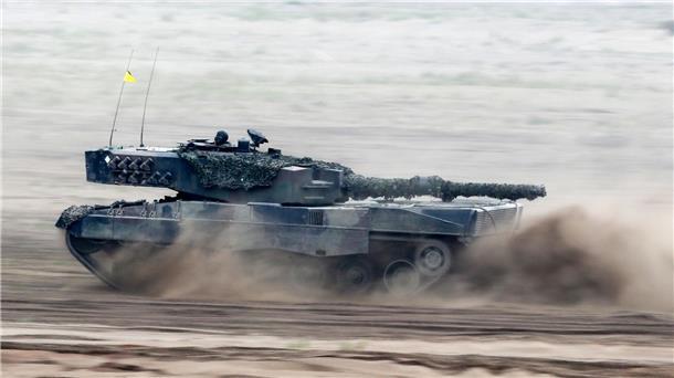 Faktencheck: Panzer-Video auf Berliner Werbetafel ist Fake Ein Kampfpanzer vom Typ Leopard 2.