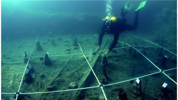 7000 Jahre alte Boote geben neue Aufschlüsse über Seefahrt Ein Kanu wird Boden des Braccianosees ausgegraben. Die abgenutzten Überreste der mehr als 7000 Jahre alten Kanus lassen erahnen, wie ausgeprägt das Wissen über die Seefahrt bereits in der Jungsteinzeit war.