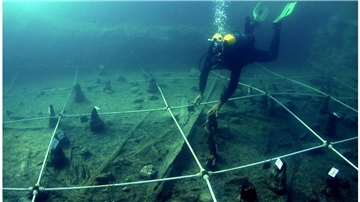 Ein Kanu wird Boden des Braccianosees ausgegraben. Die abgenutzten Überreste der mehr als 7000 Jahre alten Kanus lassen erahnen, wie ausgeprägt das Wissen über die Seefahrt bereits in der Jungsteinzeit war.