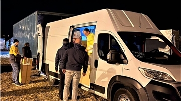 Autos werden in Dorohusk an der ukrainischen Grenze entladen.