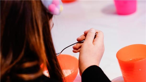 Ein Kind isst bei der Mannheimer Kindervesperkirche (Symbolbild). Laut Familienministerin Paus soll mit der Einführung der Kindergrundsicherung Kinderarmut in Deutschland effektiv bekämpft werden.