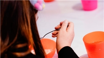 Ein Kind isst bei der Mannheimer Kindervesperkirche (Symbolbild). Laut Familienministerin Paus soll mit der Einführung der Kindergrundsicherung Kinderarmut in Deutschland effektiv bekämpft werden.