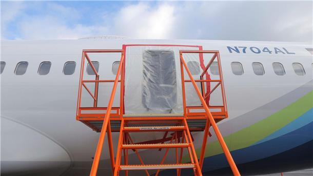 Problem bei Boeing-Jets weitet sich aus Ein klaffendes Loch an der Stelle, an der sich die verkleidete Tür im Bereich des Rumpfes von Alaska Airlines Flug 1282 befand.