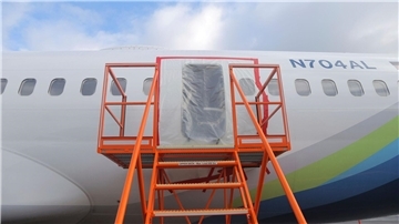 Ein klaffendes Loch an der Stelle, an der sich die verkleidete Tür im Bereich des Rumpfes von Alaska Airlines Flug 1282 befand.