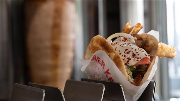 Döner-Streik in Großfabrik: Bleiben jetzt die Spieße stehen? Ein Klassiker der deutschen Imbisskultur: Der Döner gehört für viele zum Alltag – doch in dem schnellen Snack steckt harte Arbeit. (Archivbild)